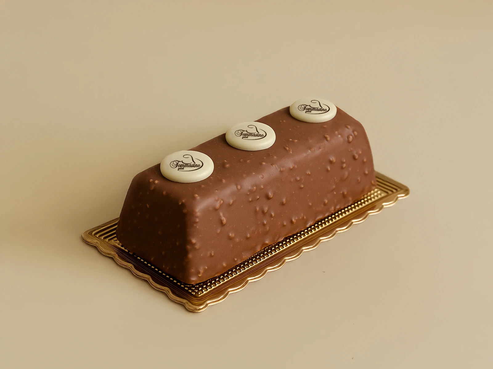 Trancio di gelato al biscotto caramellato con un cuore morbido di caramello mou, ricoperto da una glassa al cioccolato al latte con cereali croccanti.