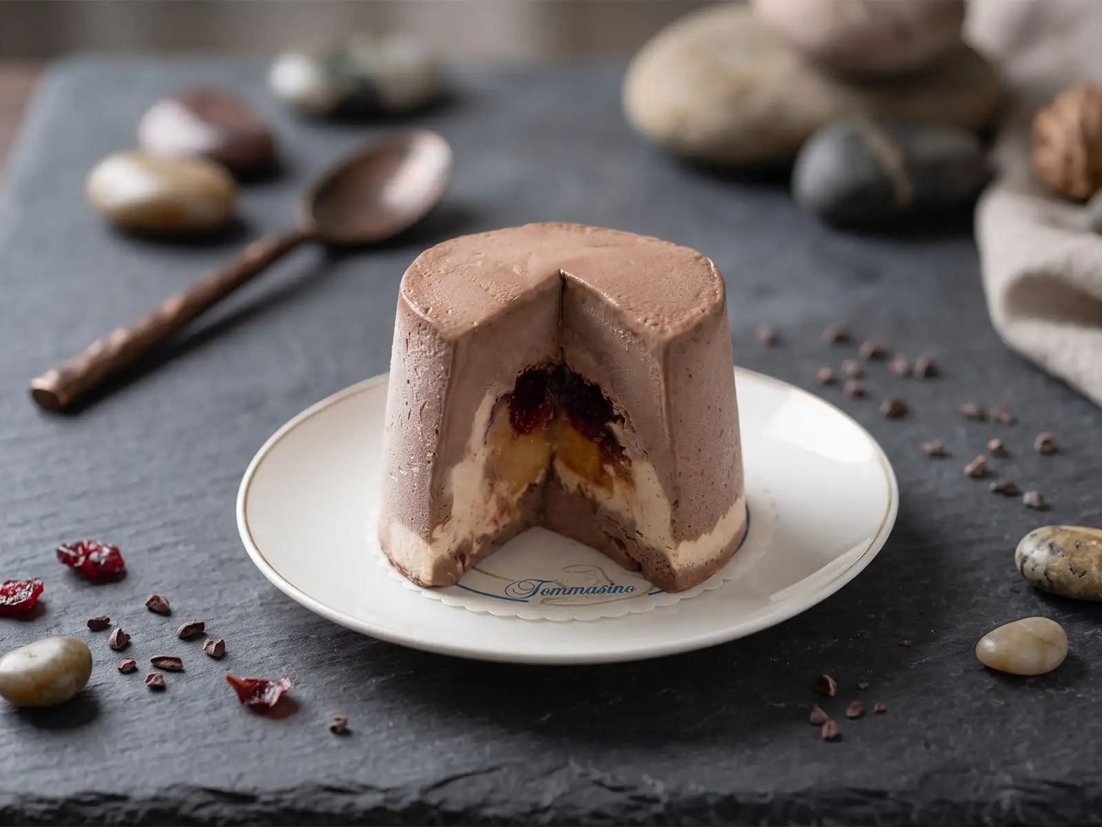 Gelato alla crema di gianduia e nocciola I.G.P. con pan di spagna e un cuore morbido di amarene.